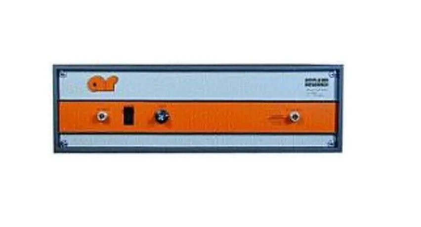 Amplifier Research 10W1000C fristående bredbandig RF-förstärkare med 10W utgång vid 1 dB kompression och 40 dB förstärkning för laboratoriumsapplikationer.