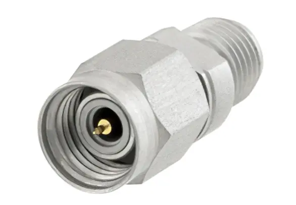 Pasternack PE9655 SMA till 2.4mm-adapter
